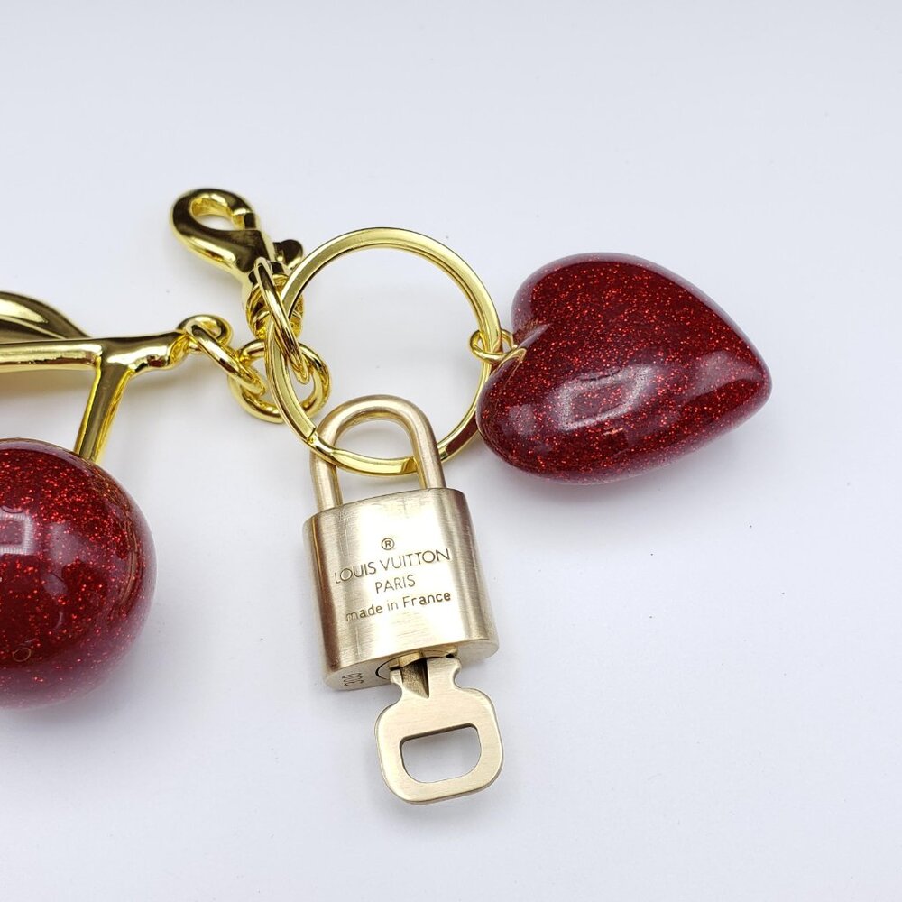 LV Authentic Gold Padlock 🔒 Key Set w/ Unbranded Apple/Heart Keychain Charm - Picture 7 of 10